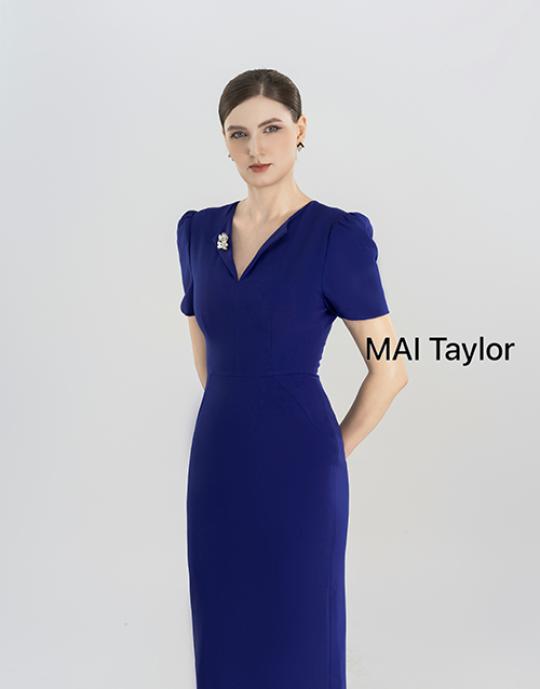 Đầm xanh cổ V đính đá – Nét đẹp thanh lịch và quyền lực Mai Taylor