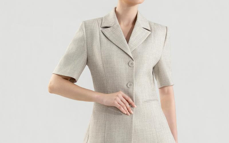 Suit nữ đi họp nên chọn màu và phom dáng thế nào?