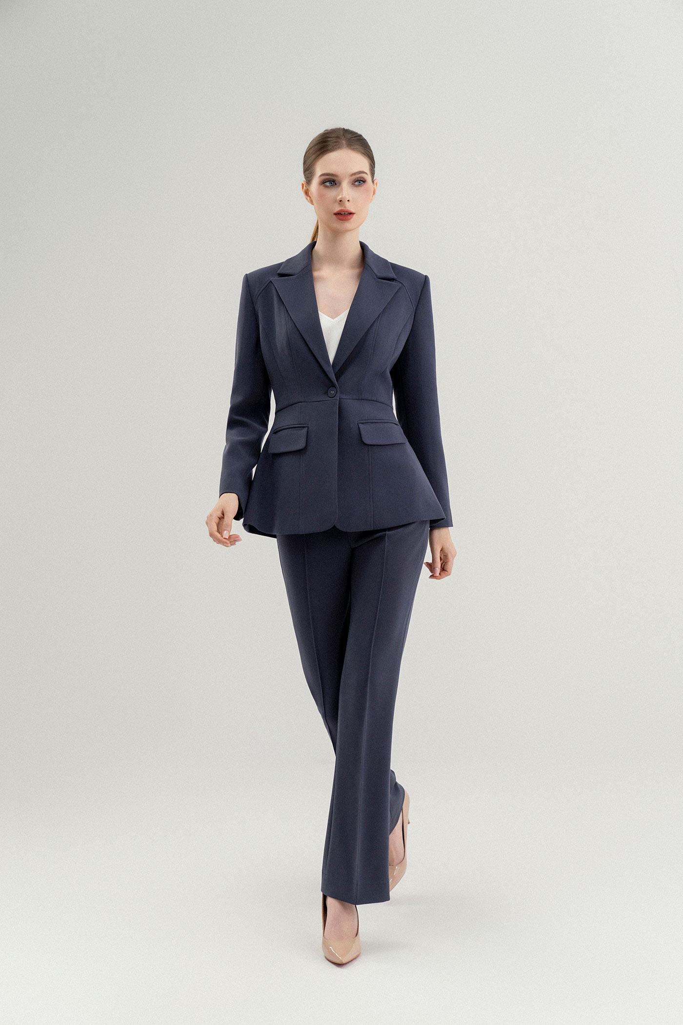 Bộ Suit Nữ Blazer Dáng Ôm & Quần Ống Loe – Xám Khói