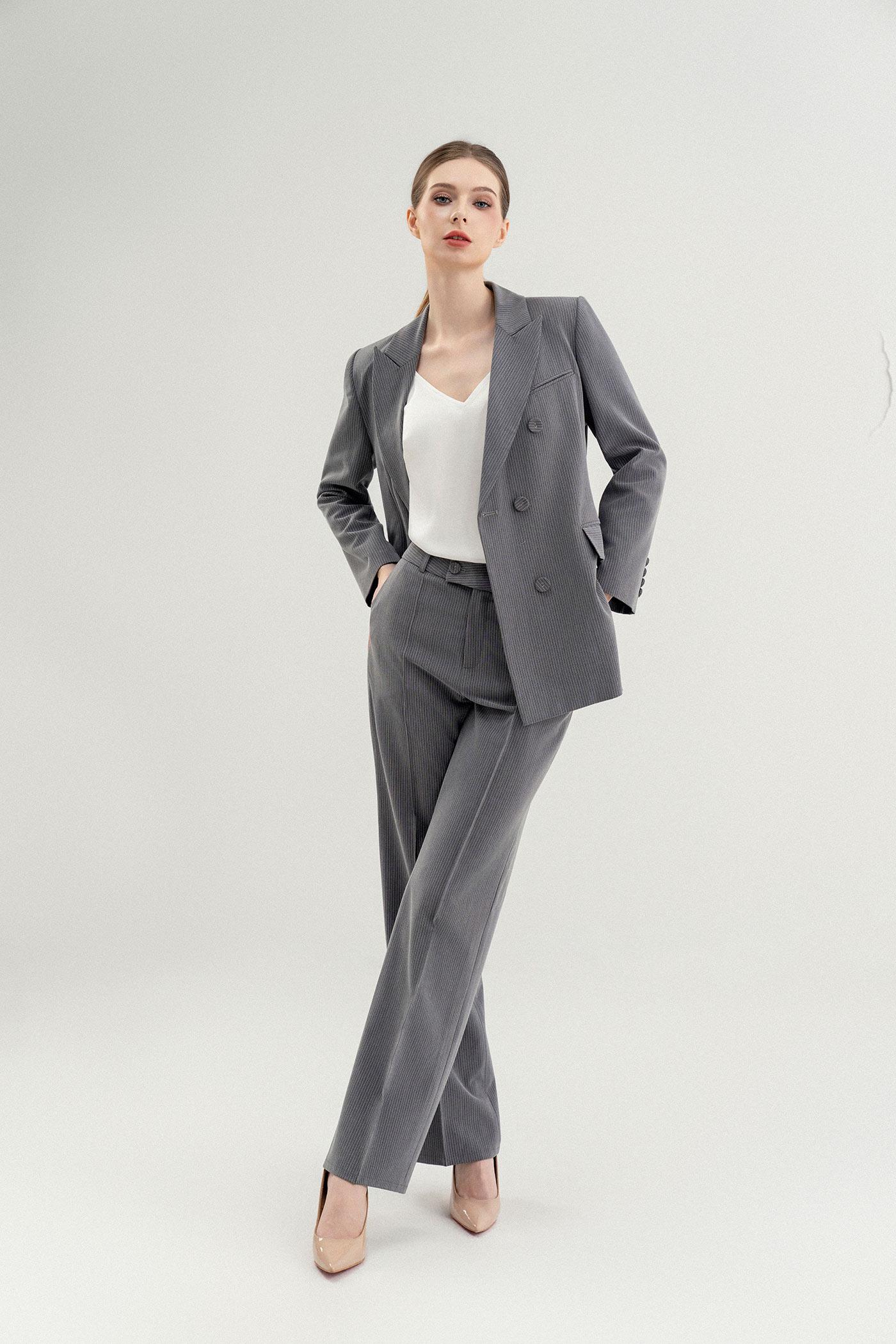 Bộ Suit Nữ Blazer Hai Hàng Khuy & Quần Suông Kẻ Sọc – Xám Pinstripe