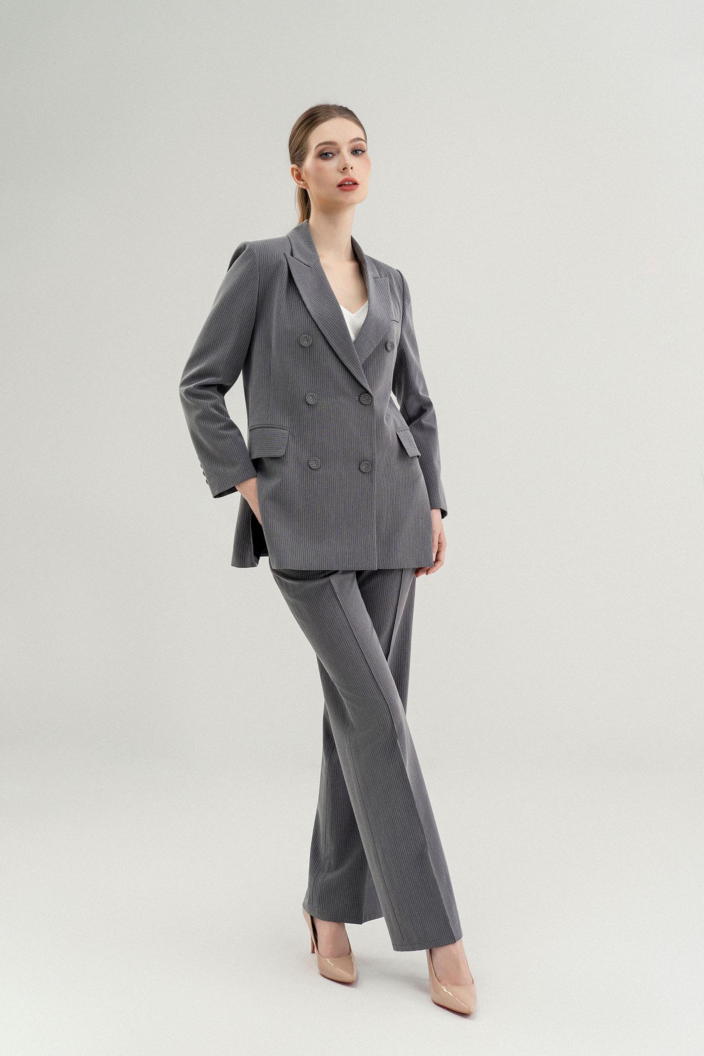 Bộ Suit Nữ Blazer Hai Hàng Khuy & Quần Suông Kẻ Sọc – Xám Pinstripe