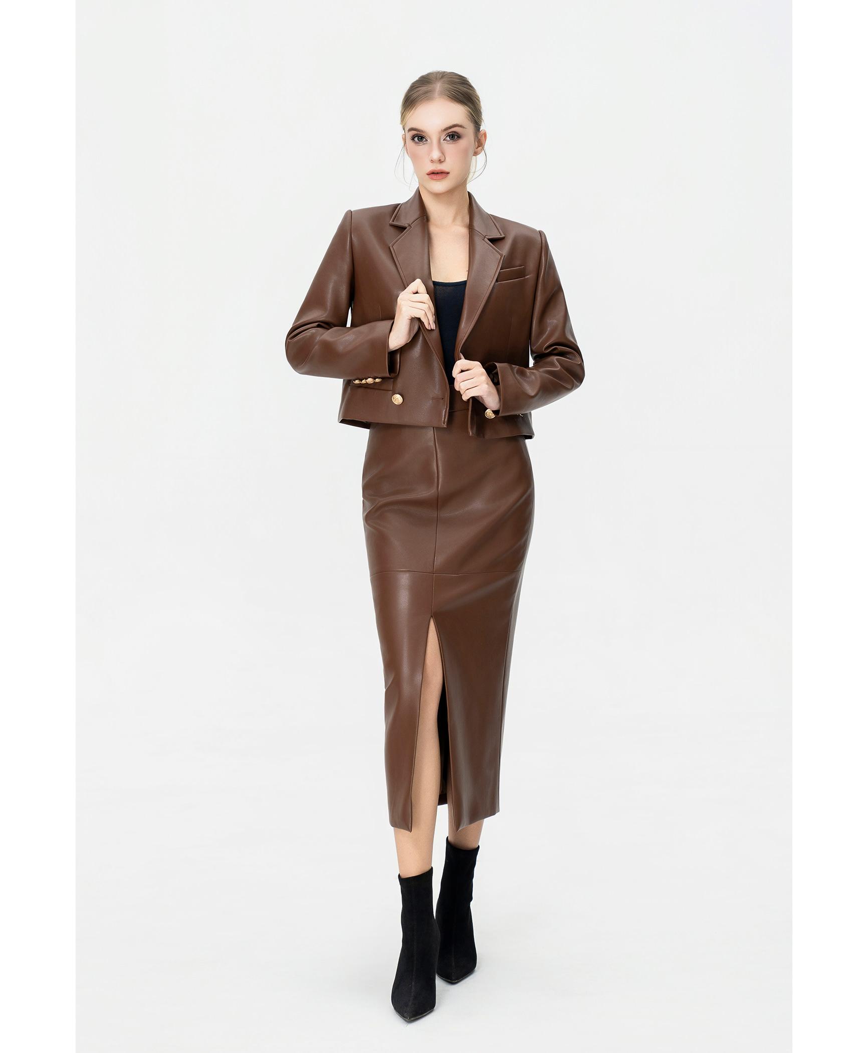 Bộ suit nữ chân váy nâu da PU blazer hai hàng khuy